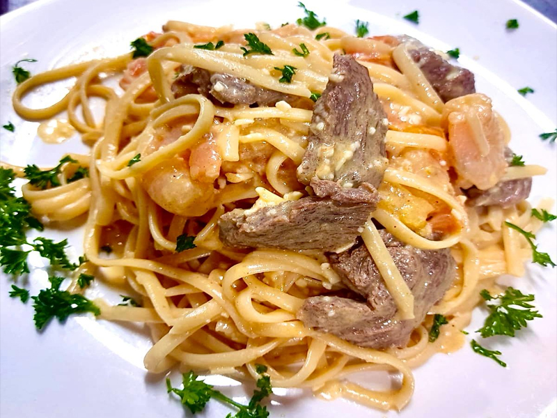 LINGUINIS CON CAMARONES Y SOLOMITO SALTEADOS